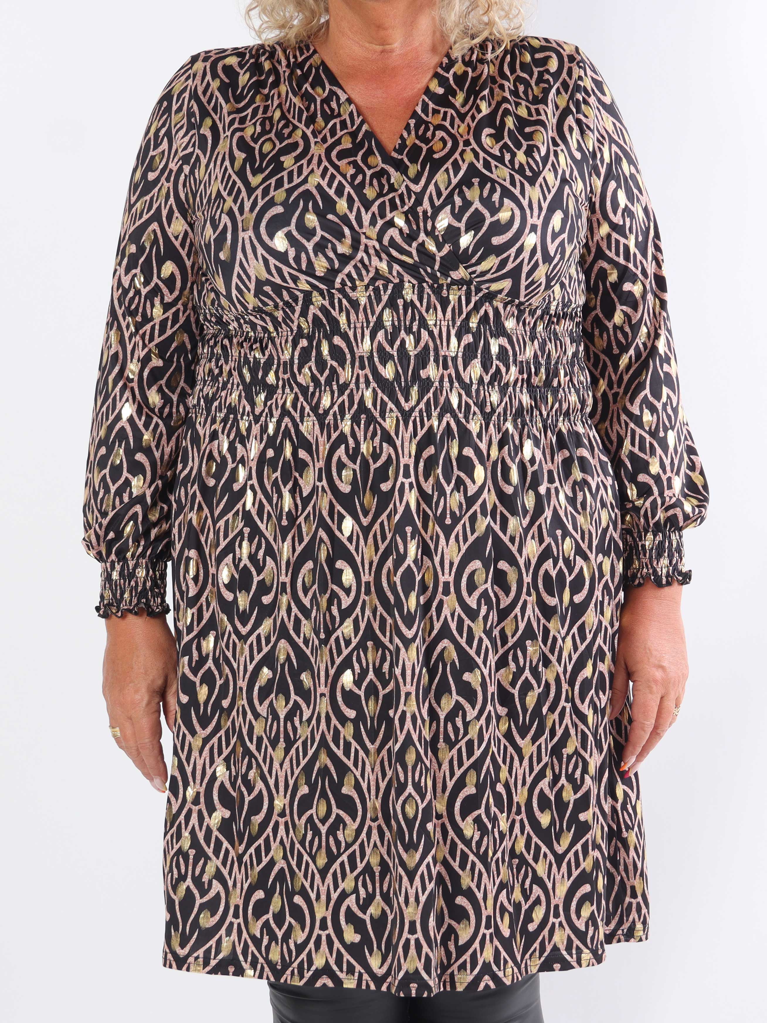 Pams Boho Short L/S - Elastisk plus size mønstret kjole i krølfrit stof